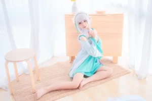 蠢沫沫《绿睡衣》主题写真：40张全套美图
