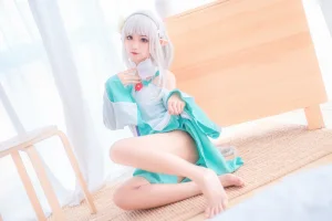 蠢沫沫《绿睡衣》主题写真：40张全套美图