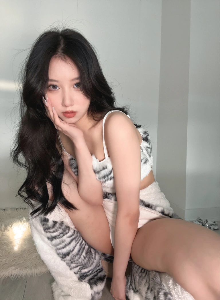 果咩酱《小老虎》主题写真：45张全套美图，含3个视频