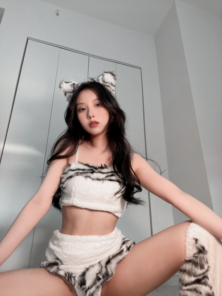 果咩酱《小老虎》主题写真：45张全套美图，含3个视频