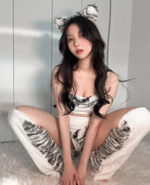 果咩酱《小老虎》主题写真：45张全套美图，含3个视频