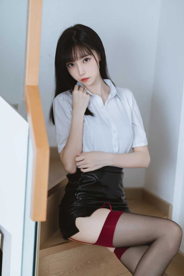许岚《黑丝皮裙》主题写真：54张全套美图，含2个视频