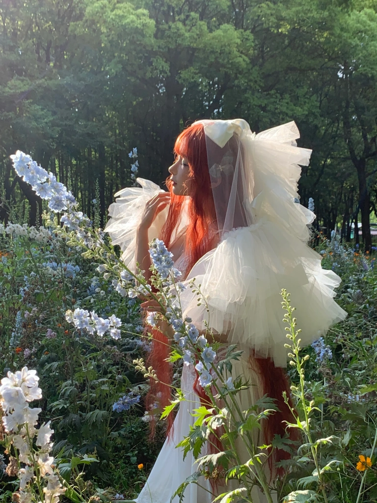 蠢沫沫《花丛婚纱》主题写真：67张全套美图