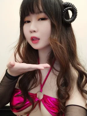 依酱《魅魔》主题写真：37张全套美图