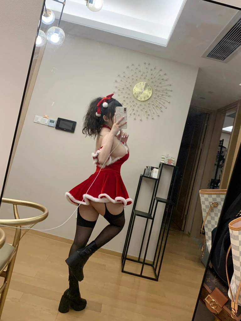依酱《2020圣诞特辑》主题写真：31张全套美图，含6个视频
