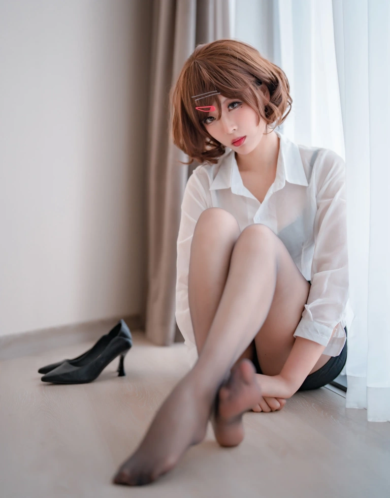 轩萧学姐《NO.35 – 円香ol+竞泳》主题写真：43张全套美图