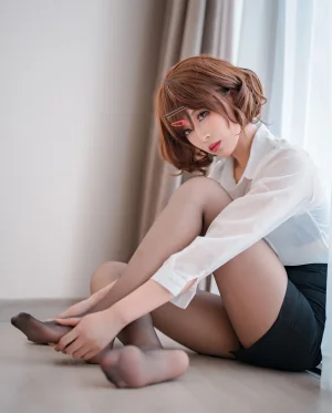 轩萧学姐《NO.35 – 円香ol+竞泳》主题写真：43张全套美图