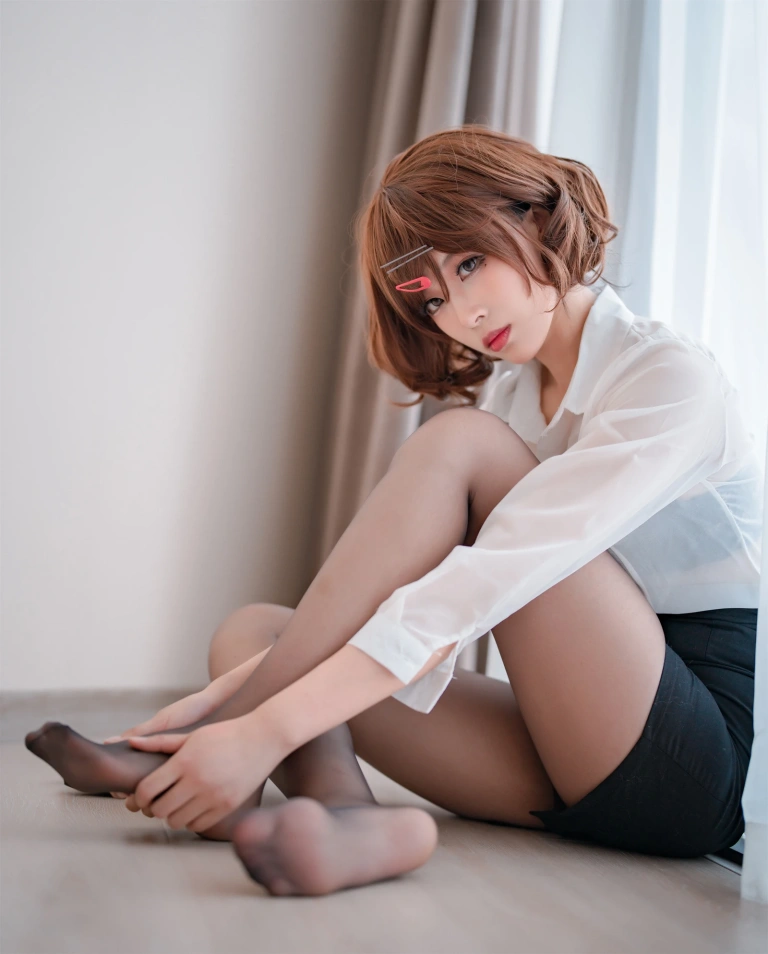 轩萧学姐《NO.35 – 円香ol+竞泳》主题写真：43张全套美图