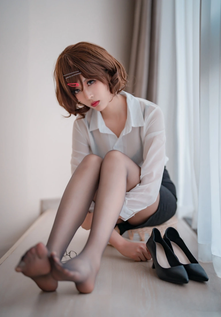 轩萧学姐《NO.35 – 円香ol+竞泳》主题写真：43张全套美图