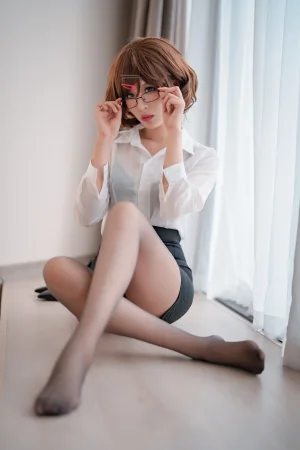 轩萧学姐《NO.35 – 円香ol+竞泳》主题写真：43张全套美图