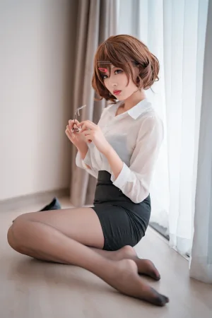 轩萧学姐《NO.35 – 円香ol+竞泳》主题写真：43张全套美图