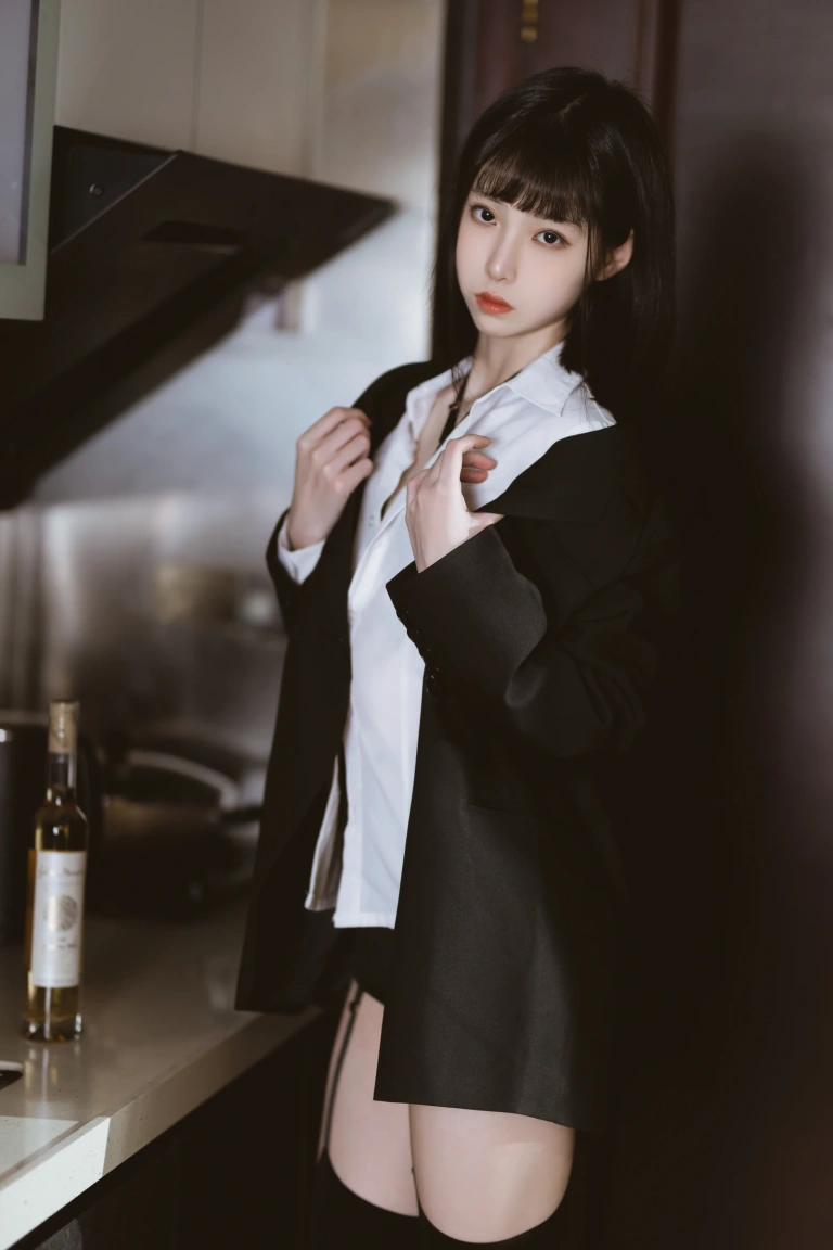 许岚《醉酒OL》主题写真：60张全套美图，含2个视频