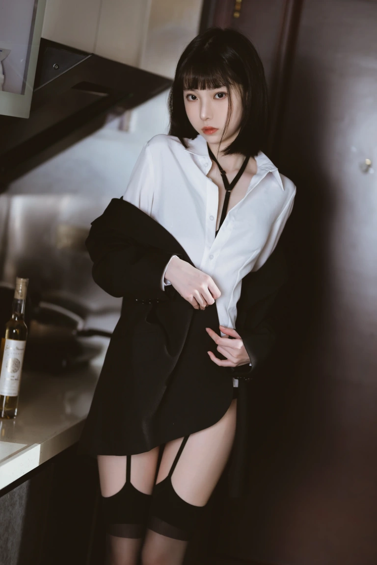 许岚《醉酒OL》主题写真：60张全套美图，含2个视频