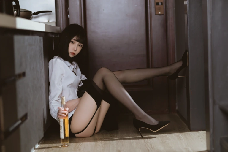 许岚《醉酒OL》主题写真：60张全套美图，含2个视频