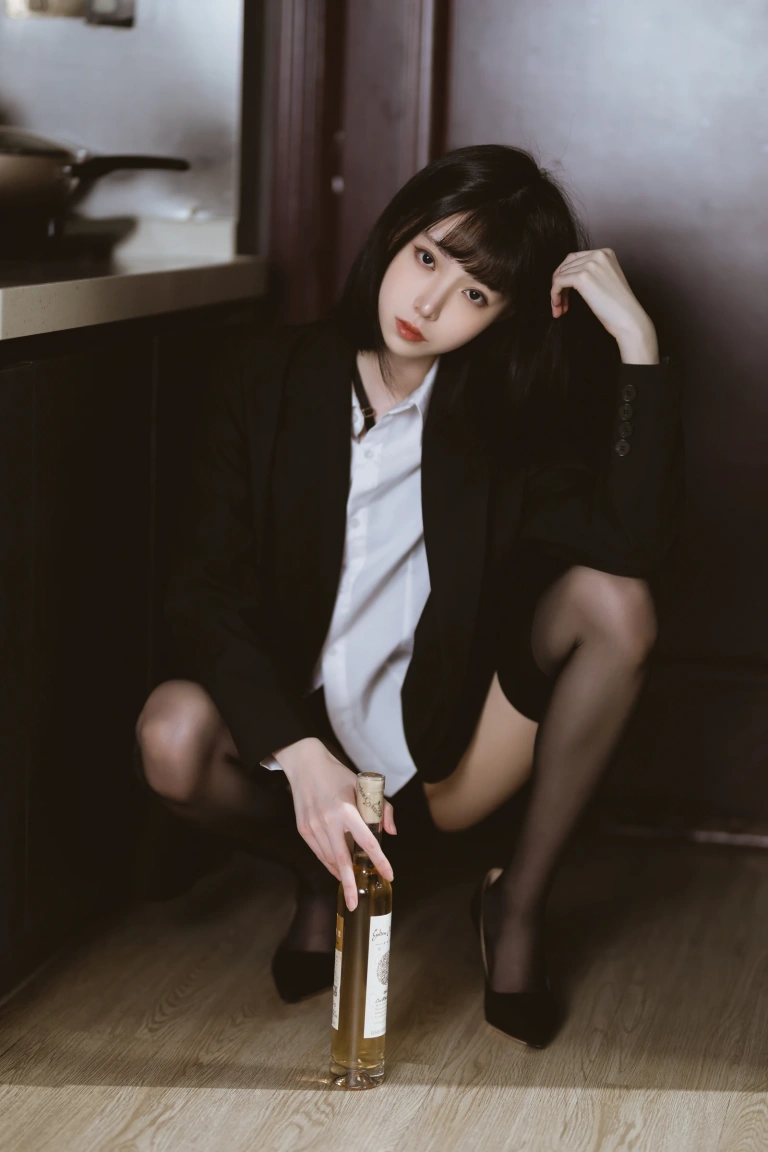 许岚《醉酒OL》主题写真：60张全套美图，含2个视频