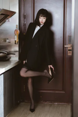 许岚《醉酒OL》主题写真：60张全套美图，含2个视频