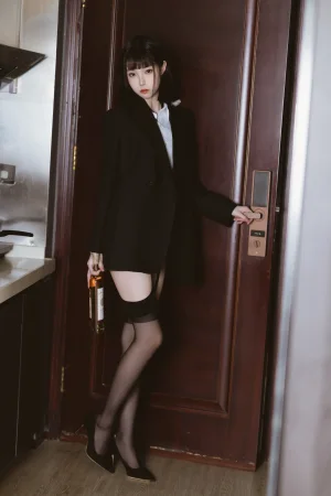许岚《醉酒OL》主题写真：60张全套美图，含2个视频