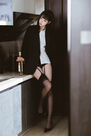 许岚《醉酒OL》主题写真：60张全套美图，含2个视频