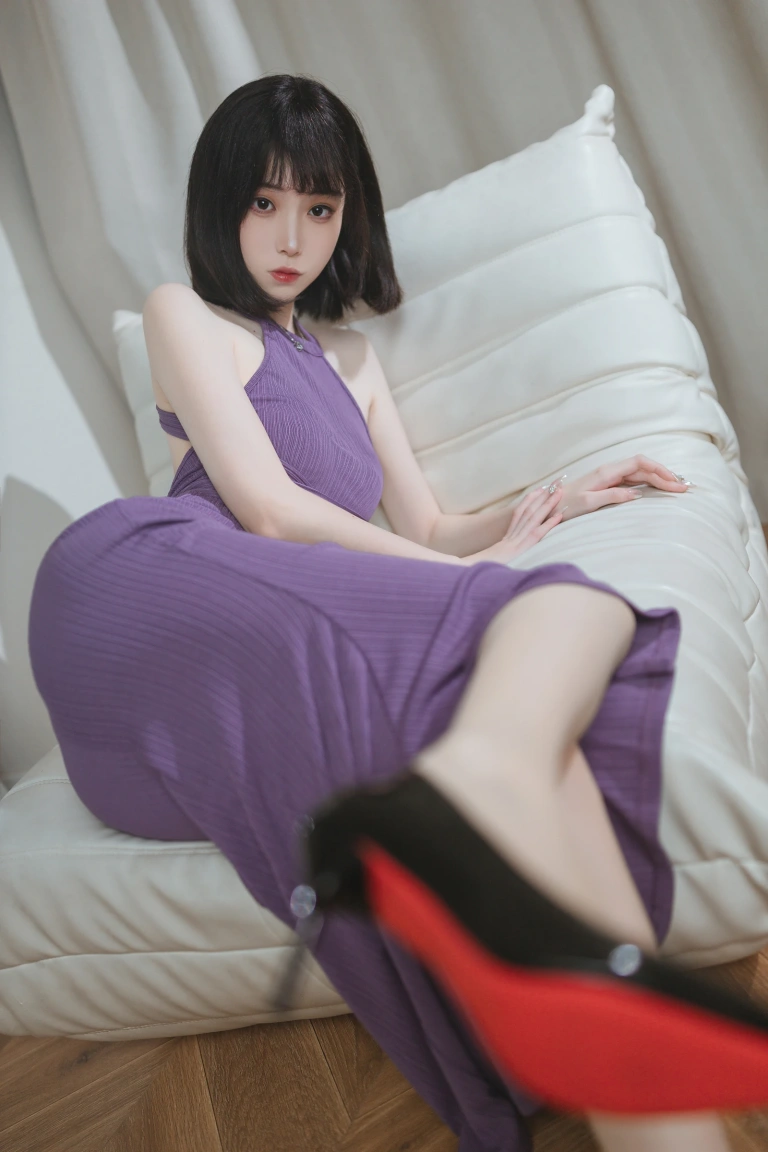 许岚《紫韵人妻》主题写真：28张全套美图