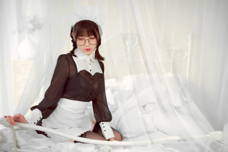 周叽是可爱兔兔《眼镜女仆》主题写真：36张全套美图，含3个视频