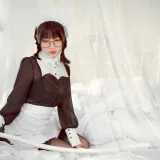 周叽是可爱兔兔《眼镜女仆》主题写真：36张全套美图，含3个视频