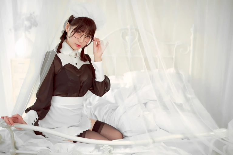 周叽是可爱兔兔《眼镜女仆》主题写真：36张全套美图，含3个视频