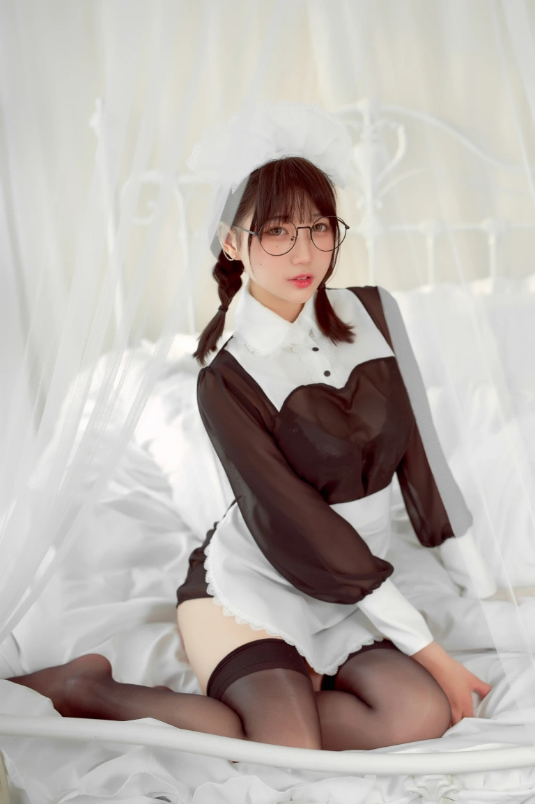 周叽是可爱兔兔《眼镜女仆》主题写真：36张全套美图，含3个视频