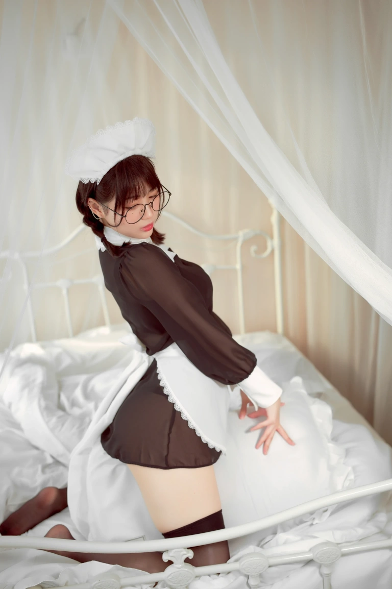周叽是可爱兔兔《眼镜女仆》主题写真：36张全套美图，含3个视频