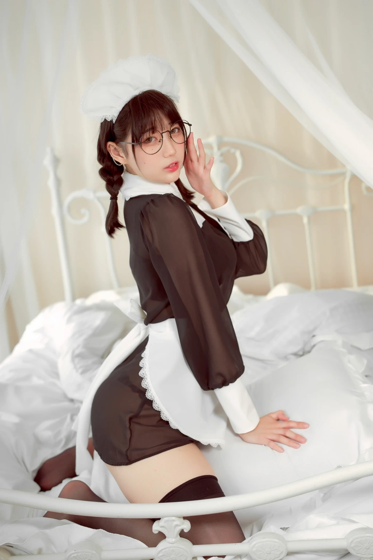 周叽是可爱兔兔《眼镜女仆》主题写真：36张全套美图，含3个视频