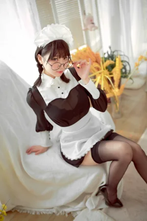 周叽是可爱兔兔《眼镜女仆》主题写真：36张全套美图，含3个视频