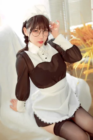 周叽是可爱兔兔《眼镜女仆》主题写真：36张全套美图，含3个视频