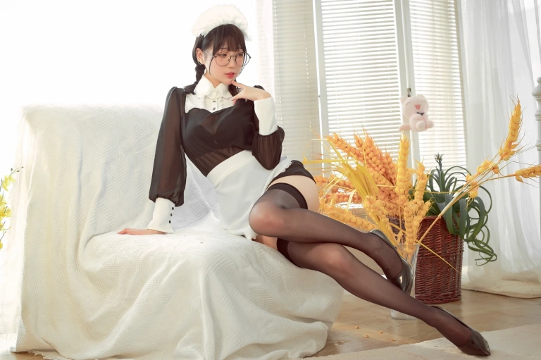 周叽是可爱兔兔《眼镜女仆》主题写真：36张全套美图，含3个视频