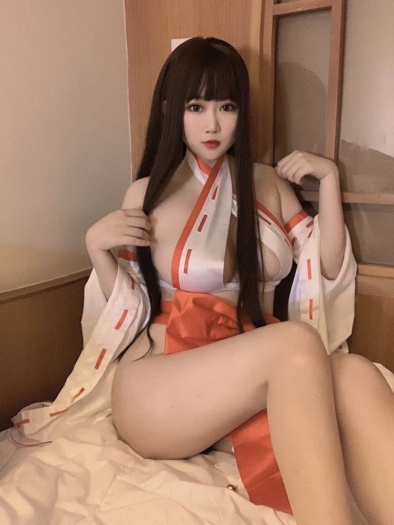 依酱《女巫》主题写真：41张全套美图，含4个视频