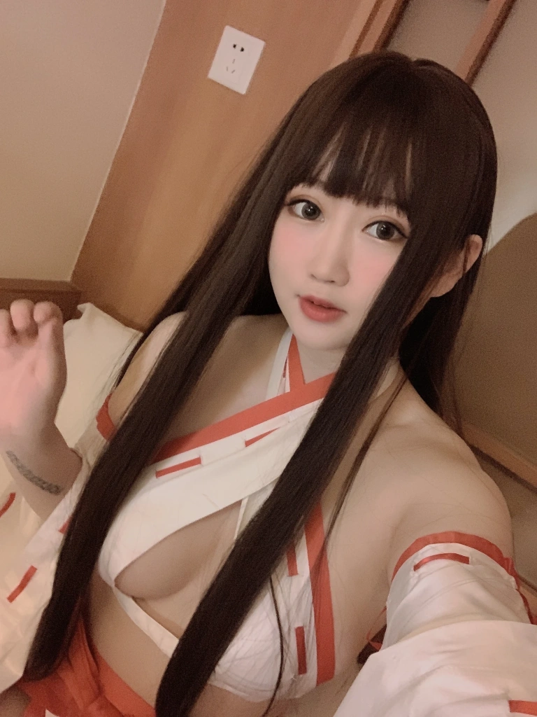 依酱《女巫》主题写真：41张全套美图，含4个视频