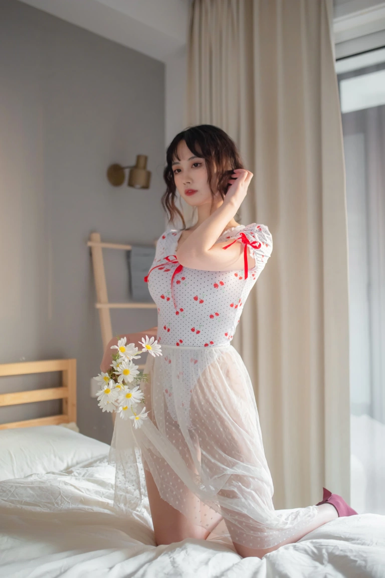 念雪《红玫瑰》主题写真：32张全套美图