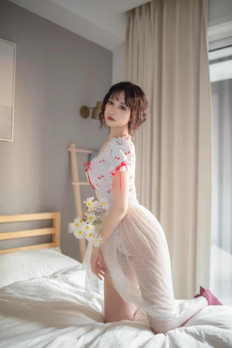 念雪《红玫瑰》主题写真：32张全套美图