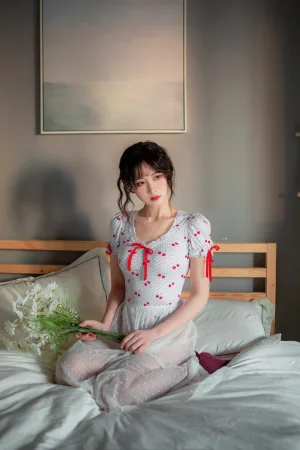 念雪《红玫瑰》主题写真：32张全套美图