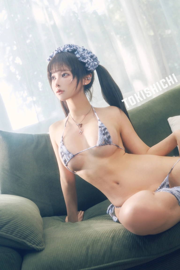蠢沫沫《白虎比基尼》主题写真：28张全套美图