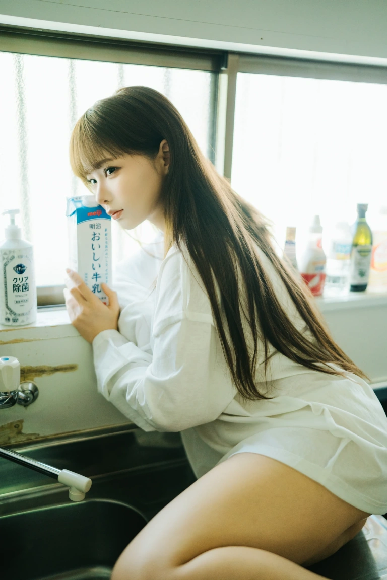 蠢沫沫《牛奶》主题写真：22张全套美图