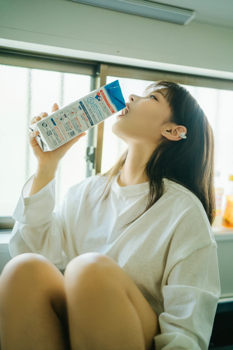 蠢沫沫《牛奶》主题写真：22张全套美图
