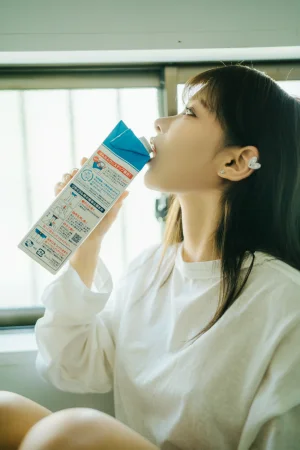 蠢沫沫《牛奶》主题写真：22张全套美图