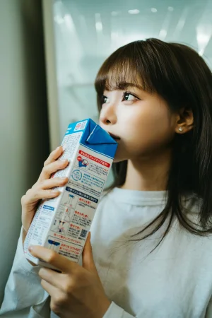 蠢沫沫《牛奶》主题写真：22张全套美图