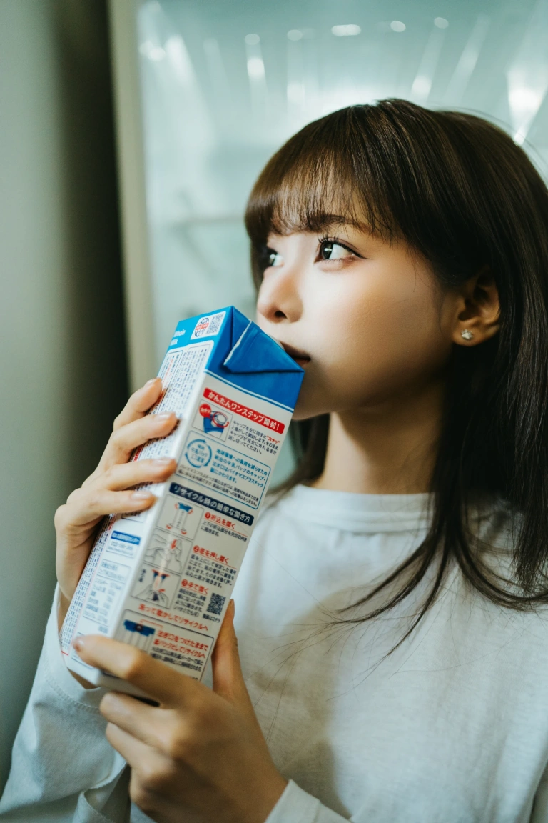 蠢沫沫《牛奶》主题写真：22张全套美图