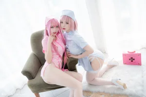 周叽是可爱兔兔《粉蓝护士 &皮皮奶》主题写真：77张全套美图，含8个视频