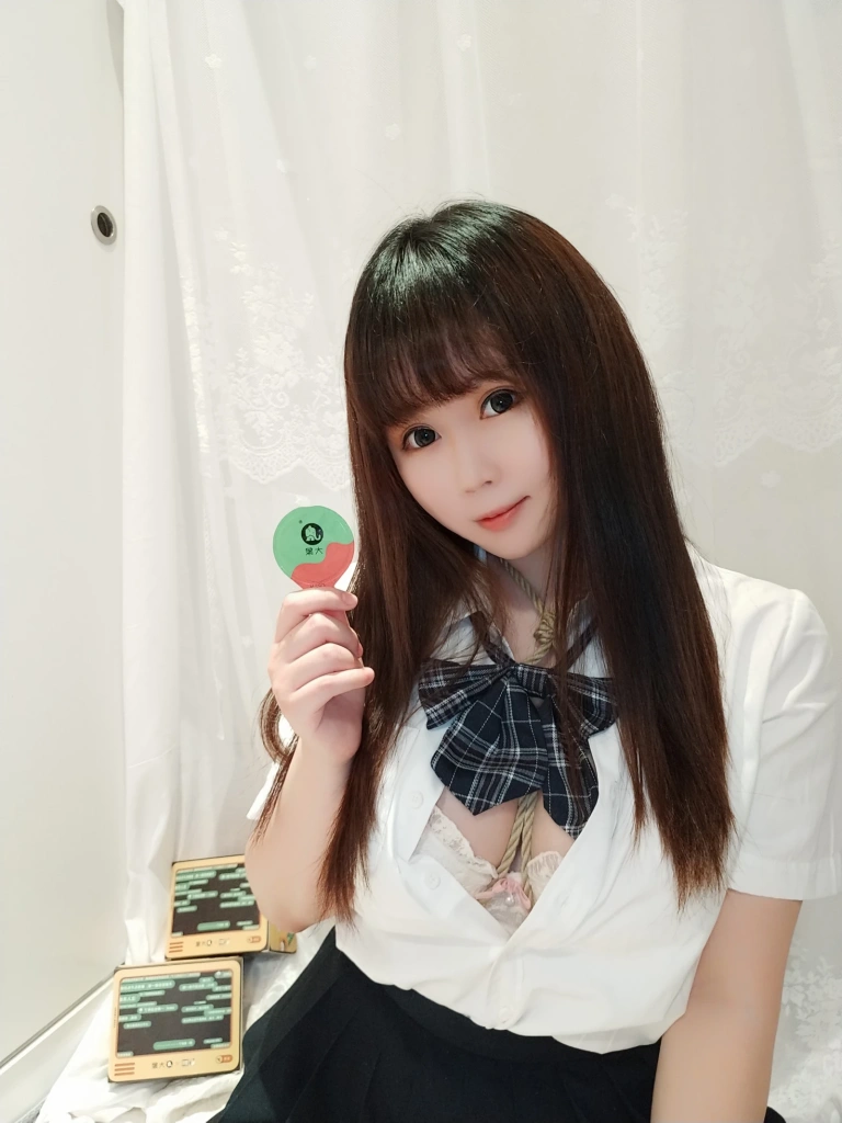 依酱《JK捆绑》主题写真：20张全套美图