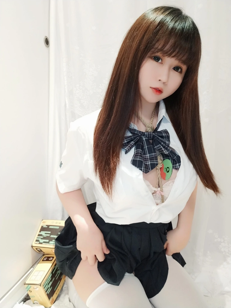 依酱《JK捆绑》主题写真：20张全套美图