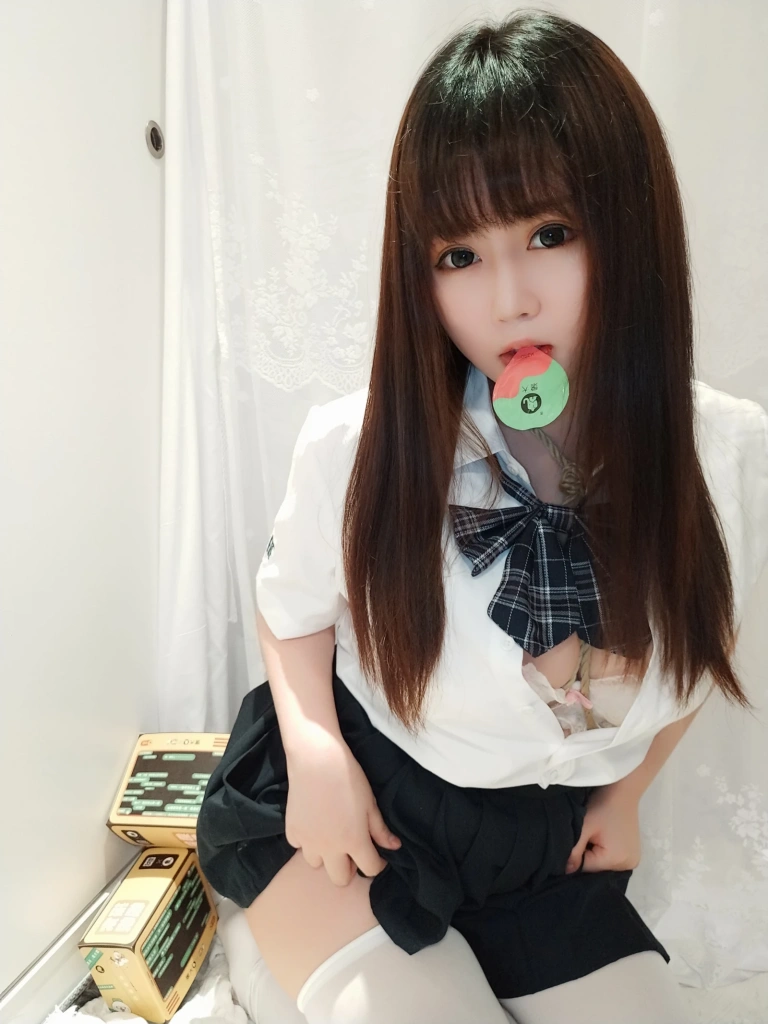 依酱《JK捆绑》主题写真：20张全套美图