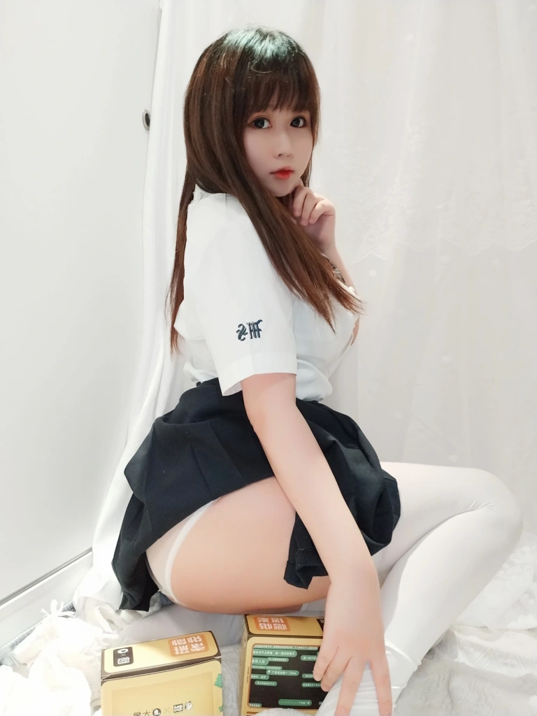 依酱《JK捆绑》主题写真：20张全套美图