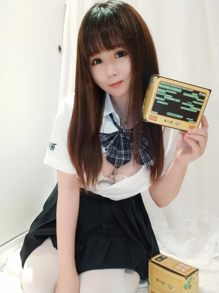 依酱《JK捆绑》主题写真：20张全套美图