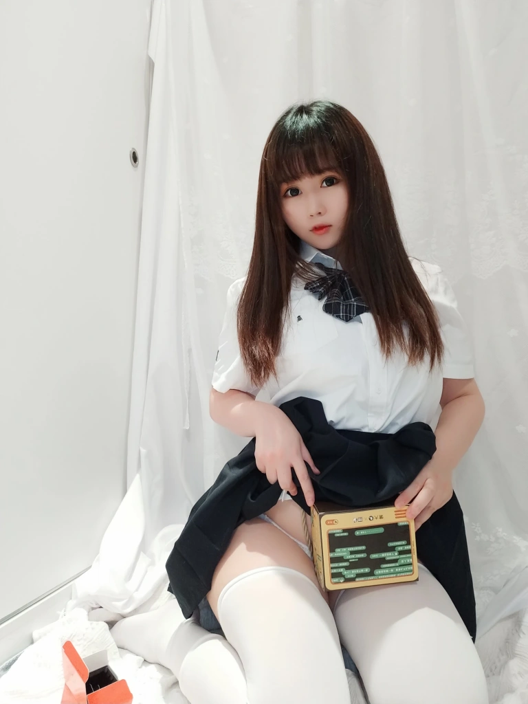 依酱《JK捆绑》主题写真：20张全套美图